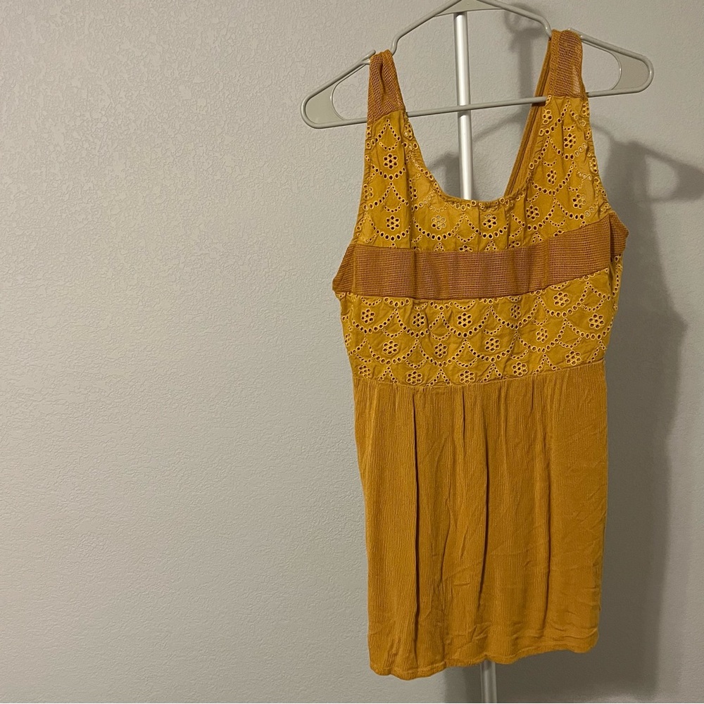 Cute top! No size or brand. Fits approx an XL.